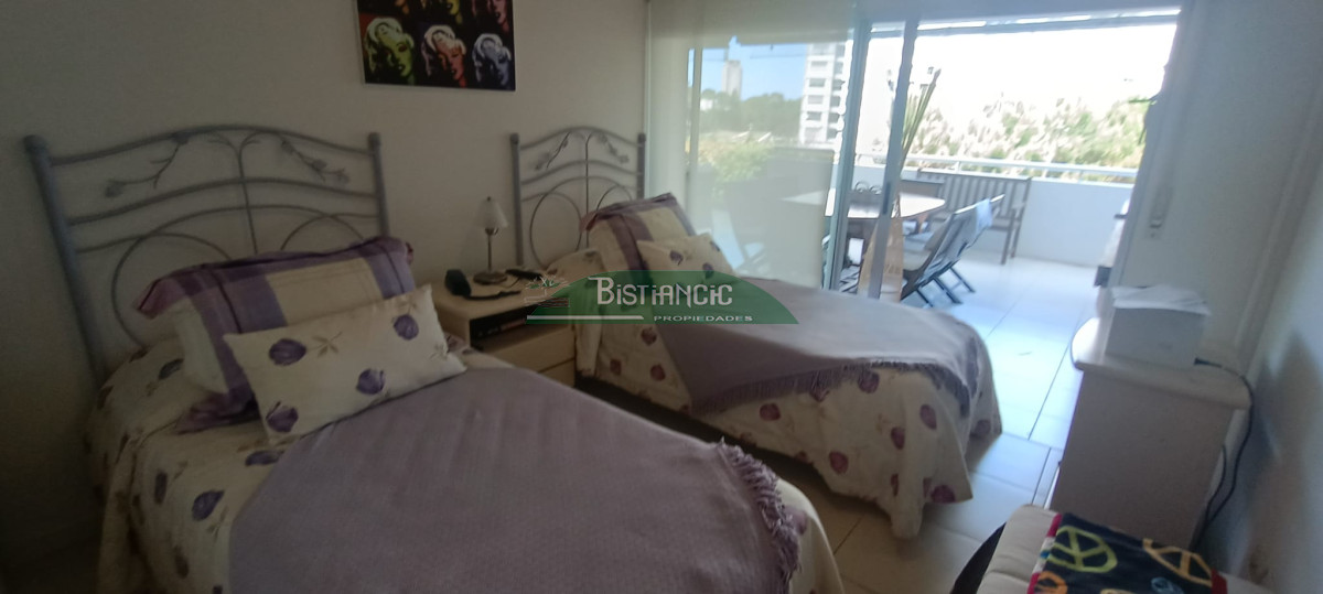 Apartamento ID.1216 - Playa Mansa Apartamento con jardín prox mar Living comedor, cocina 3 dorm, 2 baños terraza con parrillero, losa radiante, garage, baulera, piscina