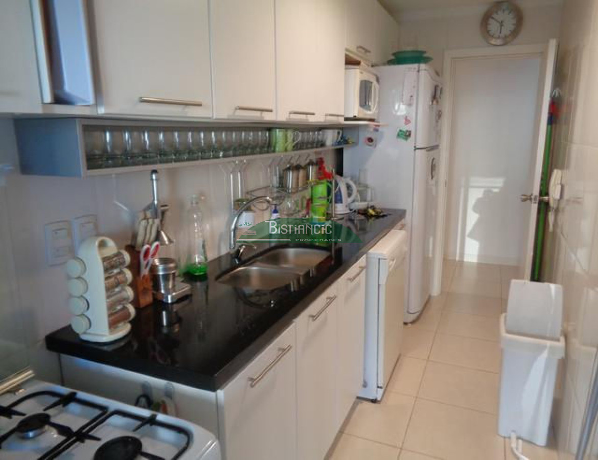Apartamento ID.1216 - Playa Mansa Apartamento con jardín prox mar Living comedor, cocina 3 dorm, 2 baños terraza con parrillero, losa radiante, garage, baulera, piscina