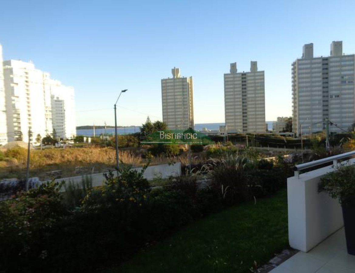 Apartamento ID.1216 - Playa Mansa Apartamento con jardín prox mar Living comedor, cocina 3 dorm, 2 baños terraza con parrillero, losa radiante, garage, baulera, piscina