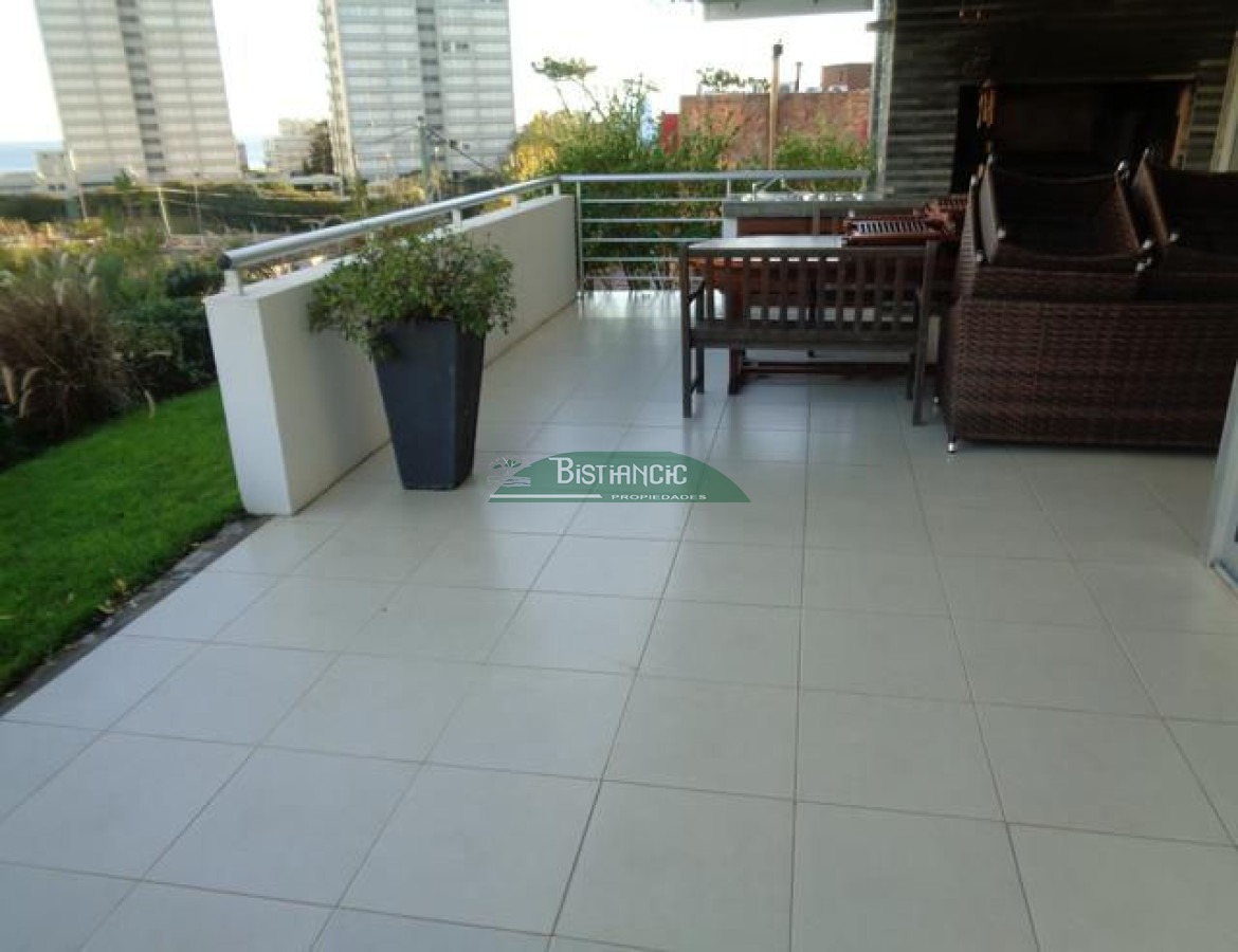 Apartamento ID.1216 - Playa Mansa Apartamento con jardín prox mar Living comedor, cocina 3 dorm, 2 baños terraza con parrillero, losa radiante, garage, baulera, piscina