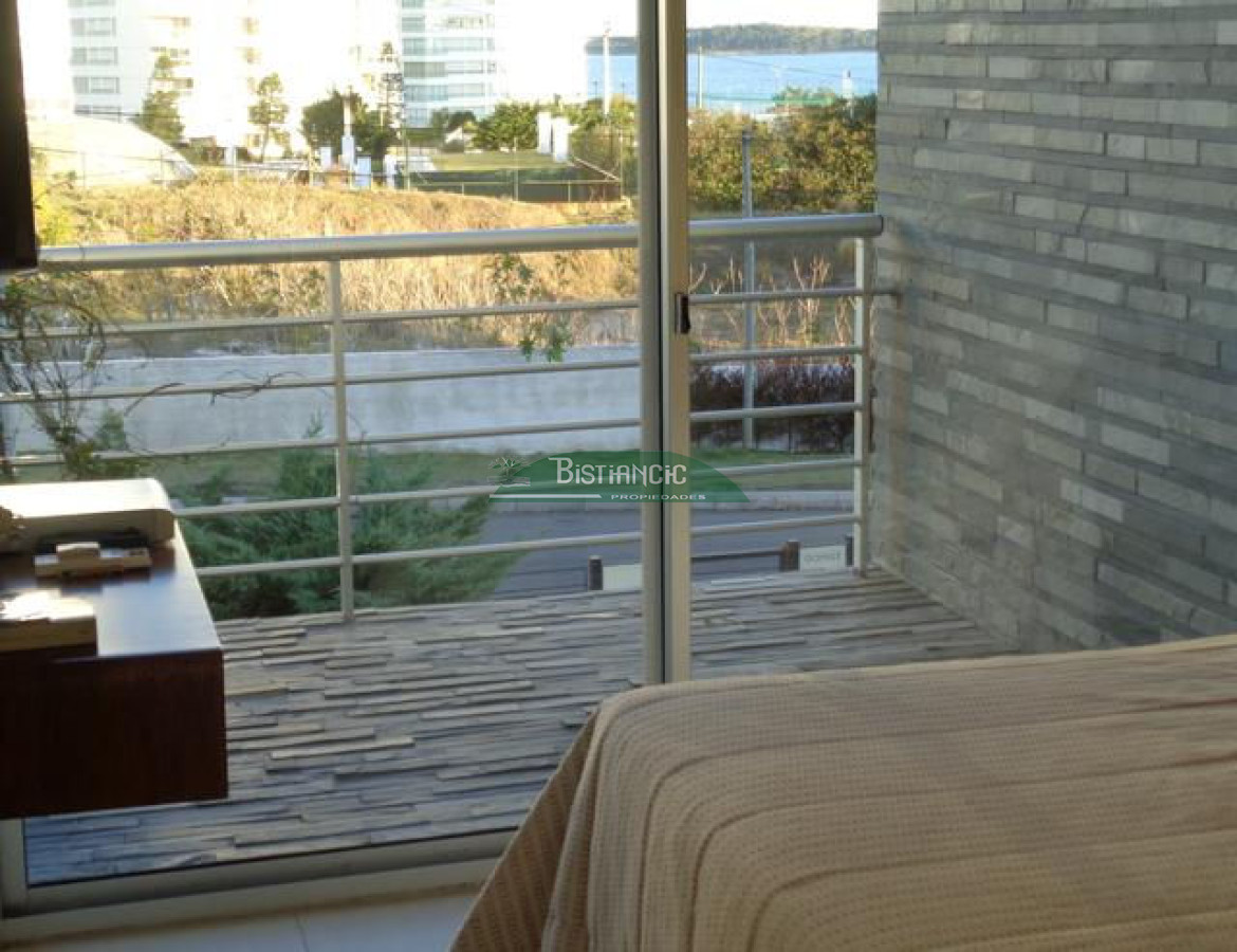 Apartamento ID.1216 - Playa Mansa Apartamento con jardín prox mar Living comedor, cocina 3 dorm, 2 baños terraza con parrillero, losa radiante, garage, baulera, piscina