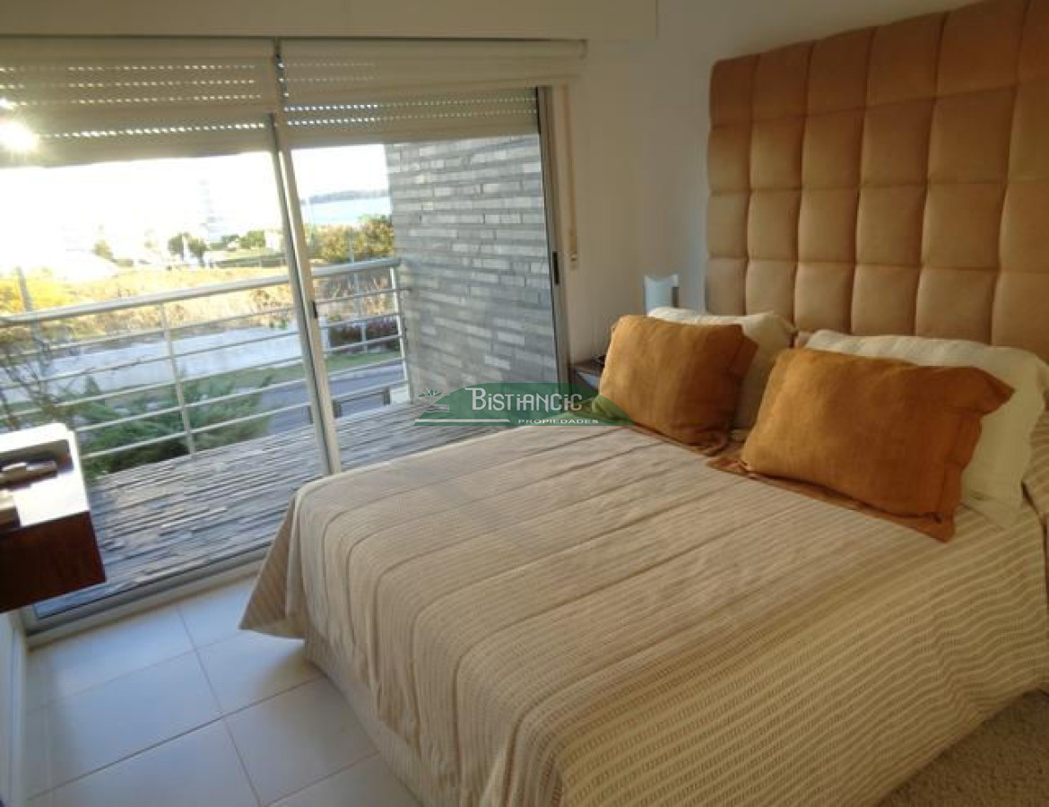 Apartamento ID.1216 - Playa Mansa Apartamento con jardín prox mar Living comedor, cocina 3 dorm, 2 baños terraza con parrillero, losa radiante, garage, baulera, piscina