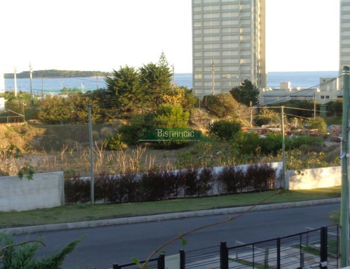 Apartamento ID.1216 - Playa Mansa Apartamento con jardín prox mar Living comedor, cocina 3 dorm, 2 baños terraza con parrillero, losa radiante, garage, baulera, piscina
