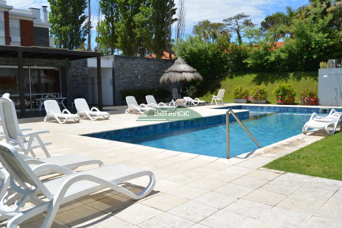 Apartamento ID.1216 - Playa Mansa Apartamento con jardín prox mar Living comedor, cocina 3 dorm, 2 baños terraza con parrillero, losa radiante, garage, baulera, piscina