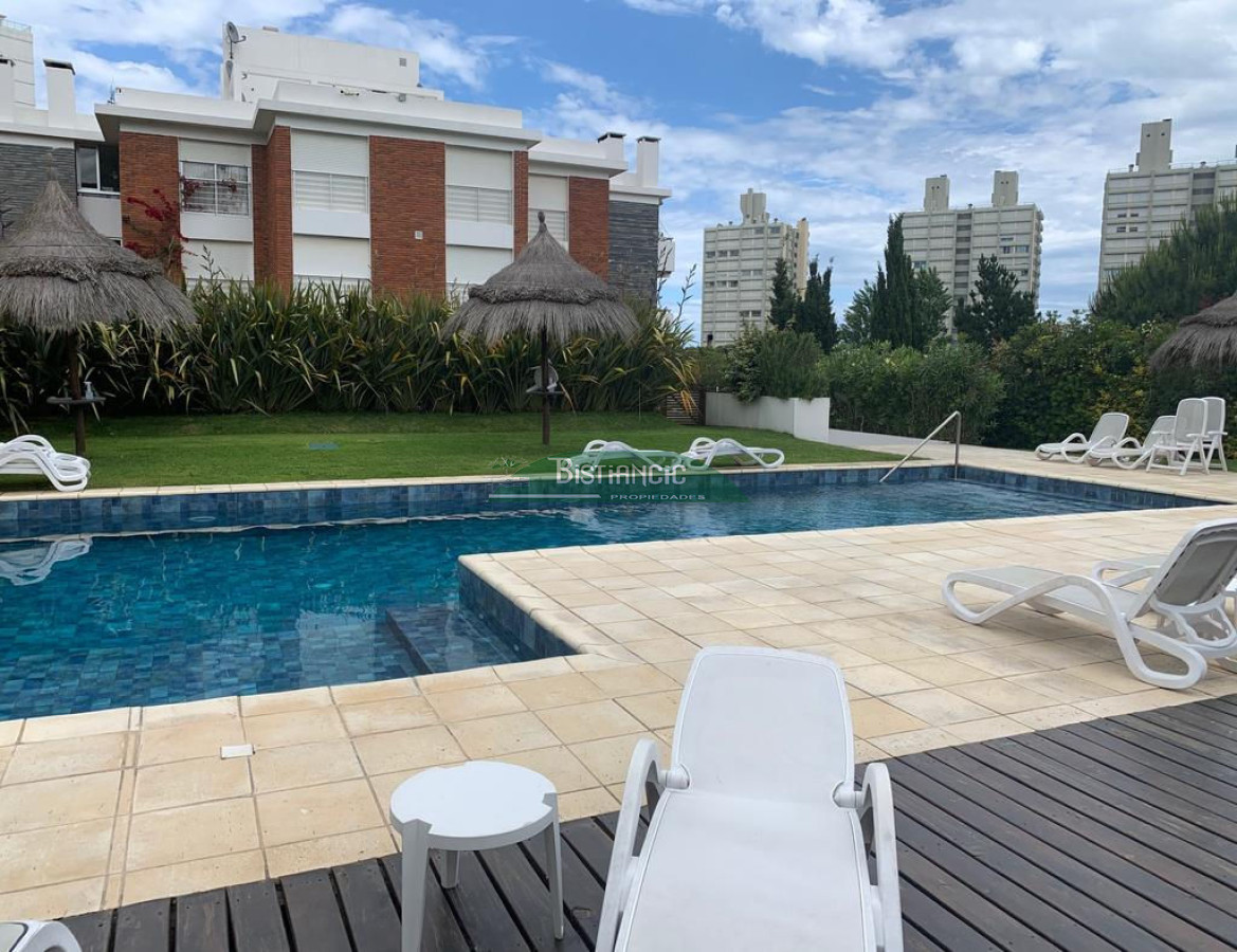 Apartamento ID.1216 - Playa Mansa Apartamento con jardín prox mar Living comedor, cocina 3 dorm, 2 baños terraza con parrillero, losa radiante, garage, baulera, piscina