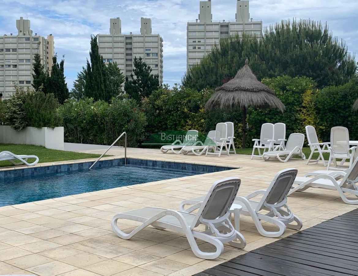 Apartamento ID.1216 - Playa Mansa Apartamento con jardín prox mar Living comedor, cocina 3 dorm, 2 baños terraza con parrillero, losa radiante, garage, baulera, piscina