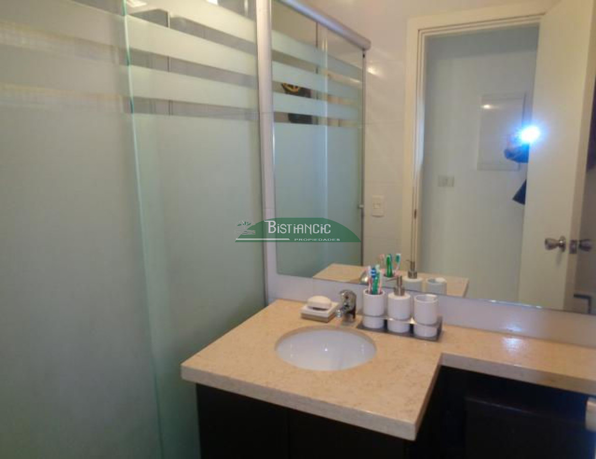 Apartamento ID.1216 - Playa Mansa Apartamento con jardín prox mar Living comedor, cocina 3 dorm, 2 baños terraza con parrillero, losa radiante, garage, baulera, piscina