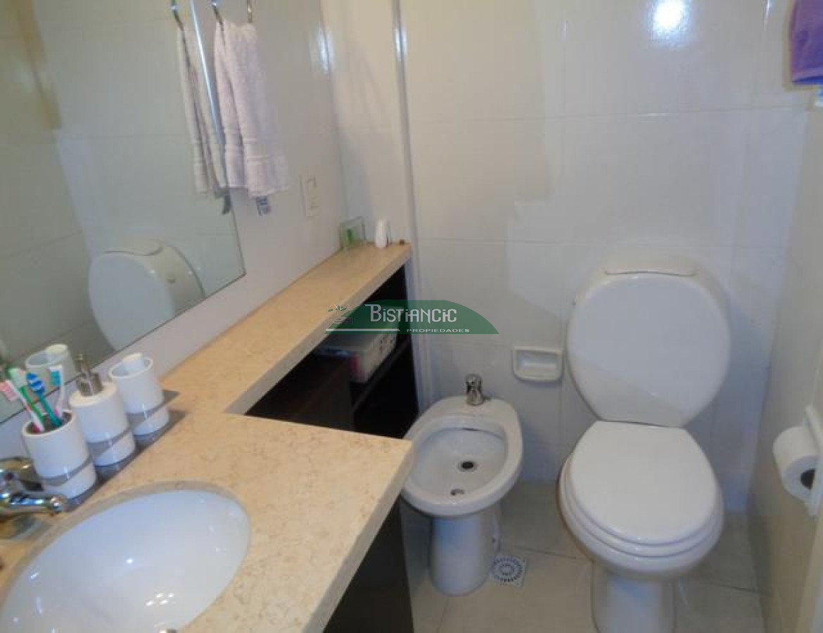 Apartamento ID.1216 - Playa Mansa Apartamento con jardín prox mar Living comedor, cocina 3 dorm, 2 baños terraza con parrillero, losa radiante, garage, baulera, piscina