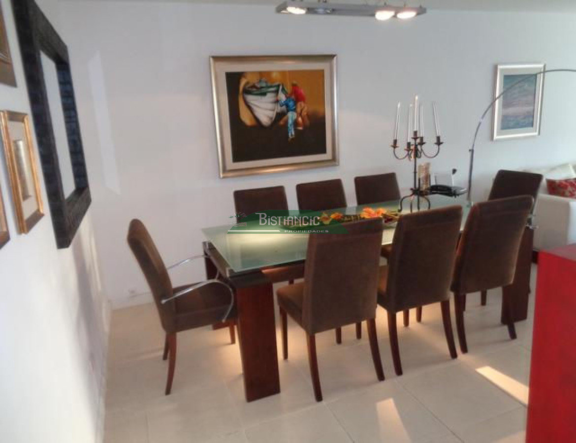 Apartamento ID.1216 - Playa Mansa Apartamento con jardín prox mar Living comedor, cocina 3 dorm, 2 baños terraza con parrillero, losa radiante, garage, baulera, piscina