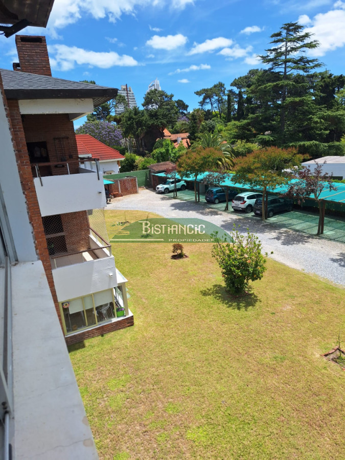 Apartamento ID.1392 - Alquiler anual - Cómodo departamento en Barrio Cantegril, 2 dormitorios, 2 baños, entre piso ideal playroom. 