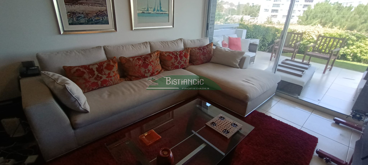 Apartamento ID.1216 - Playa Mansa Apartamento con jardín prox mar Living comedor, cocina 3 dorm, 2 baños terraza con parrillero, losa radiante, garage, baulera, piscina