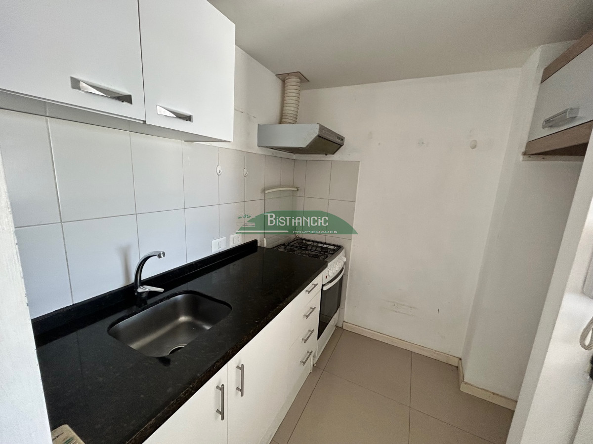 Apartamento ID.2226 - Centro Maldonado depto 1dorm y medio con cochera y ascensor, venta US$ 105000 .