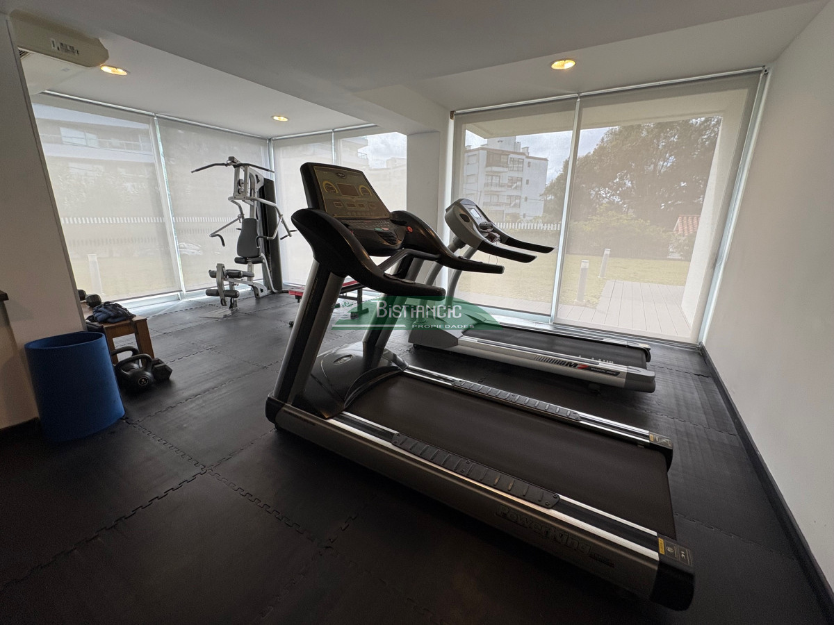 Apartamento ID.2990 - Playa Brava moderno depto equipado 2 dorm 2 baños balcón con vista al mar piscina parrilleros garaje US$ 275.000.