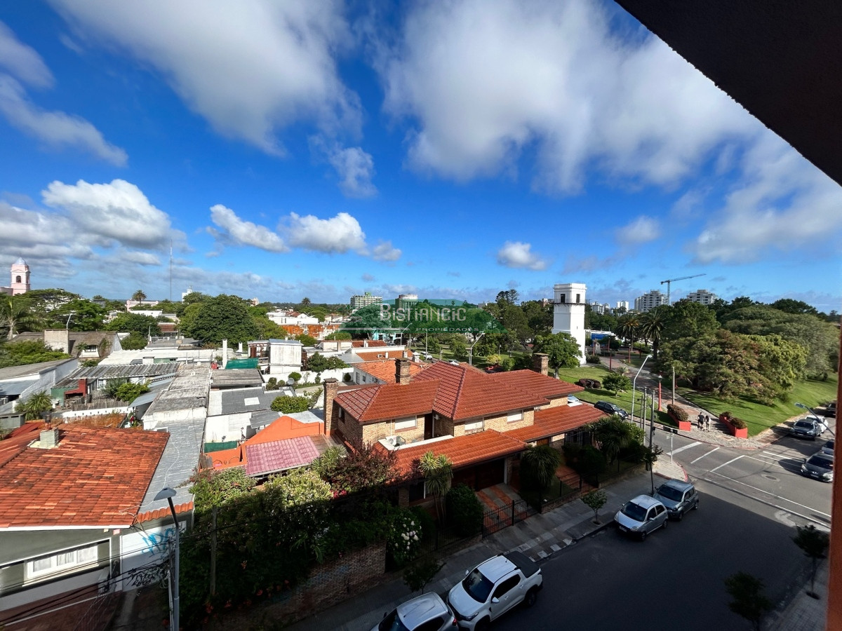 Apartamento ID.2226 - Centro Maldonado depto 1dorm y medio con cochera y ascensor, venta US$ 105000 .