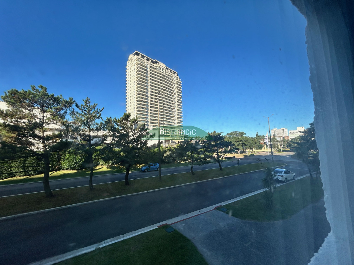 Apartamento ID.2949 - Alquiler Anual. Mansa Departamento de 4 dorm 3 baños frente al mar impecable con cochera. US$ 1600.