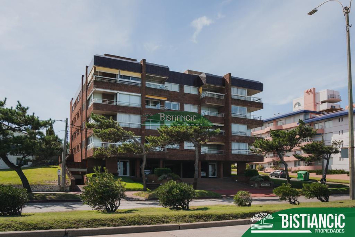 Apartamento ID.1803 - Frente al Mar 2 dorm 2 baños balcón garaje 240000
