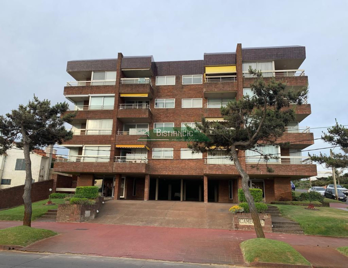 Apartamento ID.1803 - Frente al Mar 2 dorm 2 baños balcón garaje 240000