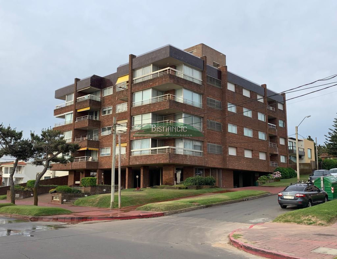 Apartamento ID.1803 - Frente al Mar 2 dorm 2 baños balcón garaje 240000
