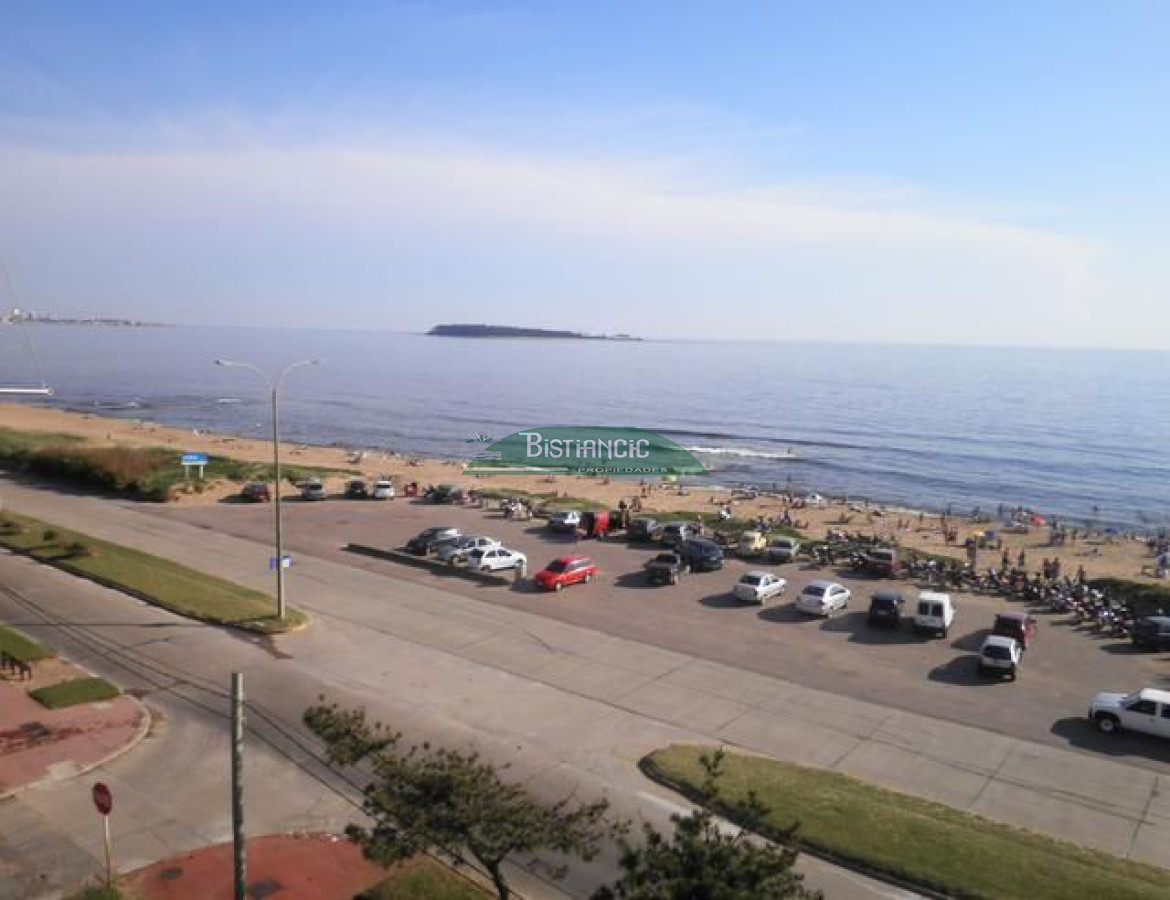 Apartamento ID.1803 - Frente al Mar 2 dorm 2 baños balcón garaje 240000