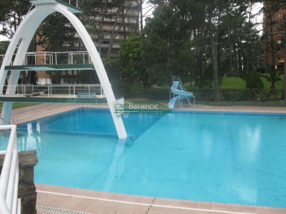Apartamento ID.1951 - Depto en complejo con todos los servicios, 1 dormitorio, baño, cocina, balcón, cochera, etc. Precio de venta US$115.000.