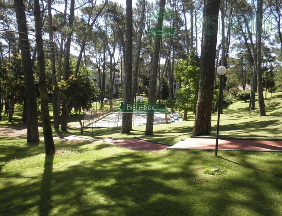 Apartamento ID.1951 - Depto en complejo con todos los servicios, 1 dormitorio, baño, cocina, balcón, cochera, etc. Precio de venta US$115.000.