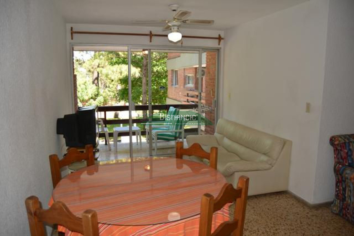Apartamento ID.1951 - Depto en complejo con todos los servicios, 1 dormitorio, baño, cocina, balcón, cochera, etc. Precio de venta US$115.000.