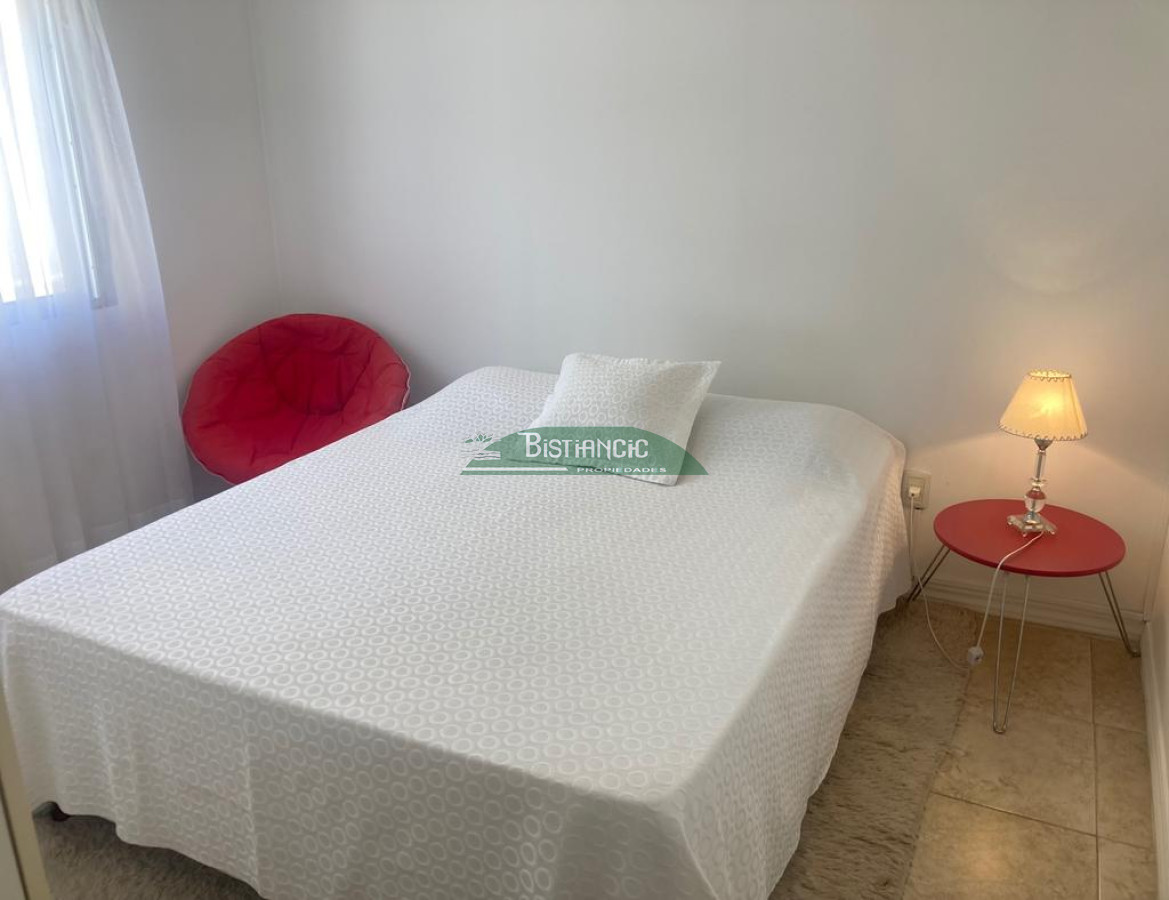 Apartamento ID.2860 - Departamento en PB con patio y parrillero, 2 dorm 1 baño, living comedor con estufa a leña, cochera techada. Precio de venta US$ 96.000.