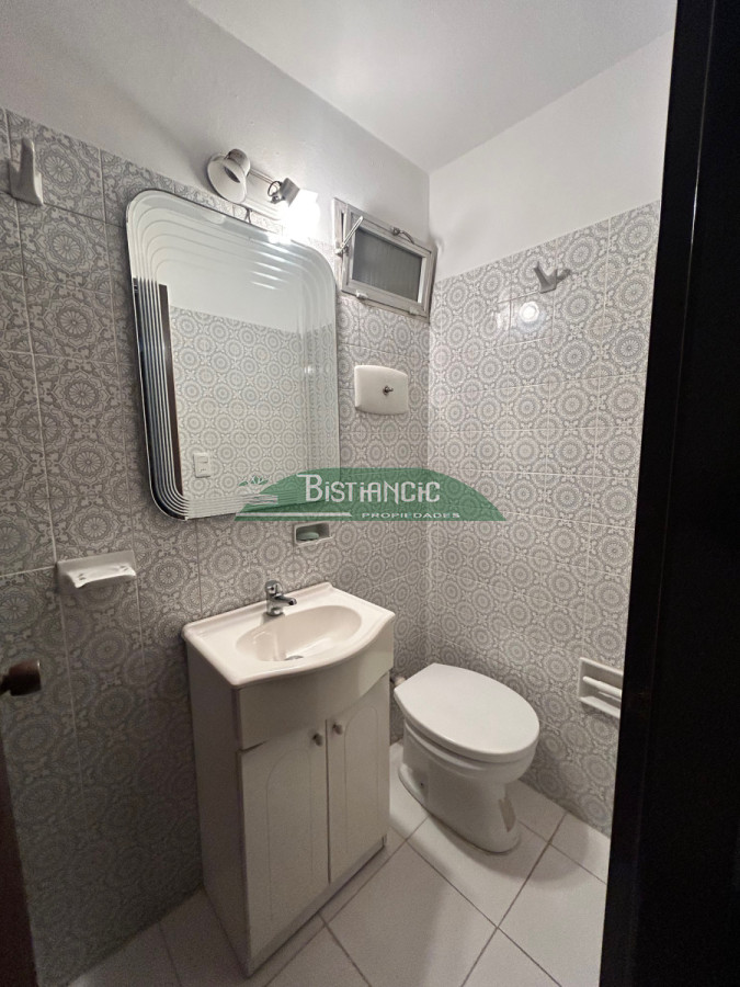 Apartamento ID.2949 - Alquiler Anual. Mansa Departamento de 4 dorm 3 baños frente al mar impecable con cochera. US$ 1600.
