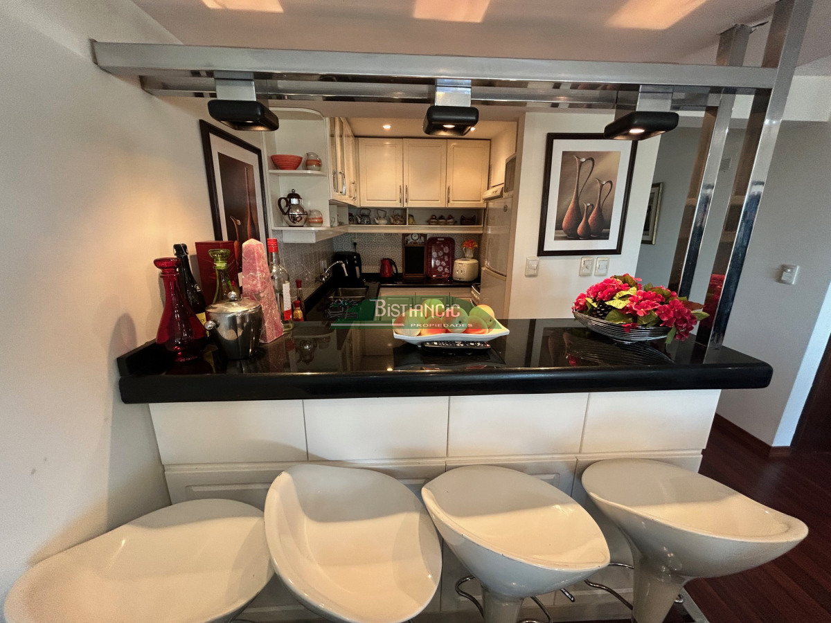 Apartamento ID.2949 - Alquiler Anual. Mansa Departamento de 4 dorm 3 baños frente al mar impecable con cochera. US$ 1600.