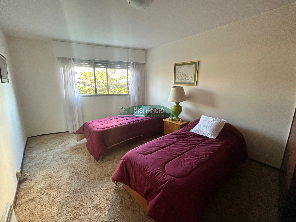 Apartamento ID.2949 - Alquiler Anual. Mansa Departamento de 4 dorm 3 baños frente al mar impecable con cochera. US$ 1600.