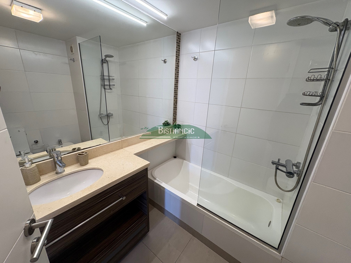 Apartamento ID.2990 - Playa Brava moderno depto equipado 2 dorm 2 baños balcón con vista al mar piscina parrilleros garaje US$ 275.000.