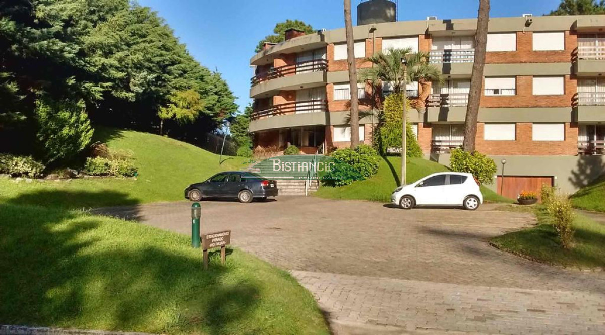 Apartamento ID.2258 - ALQUILER DE TEMPORADA Apartamento en Arcobaleno de 2 dormitorios, 2 baños, garage y balcón