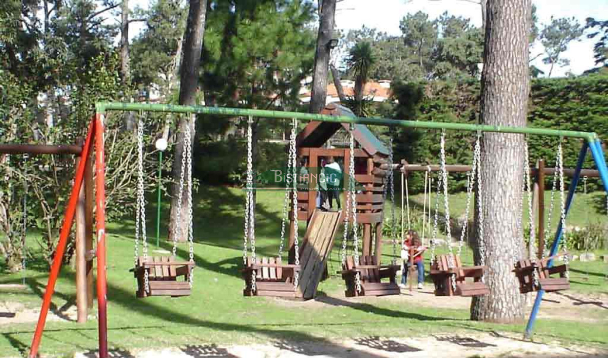 Apartamento ID.2258 - ALQUILER DE TEMPORADA Apartamento en Arcobaleno de 2 dormitorios, 2 baños, garage y balcón