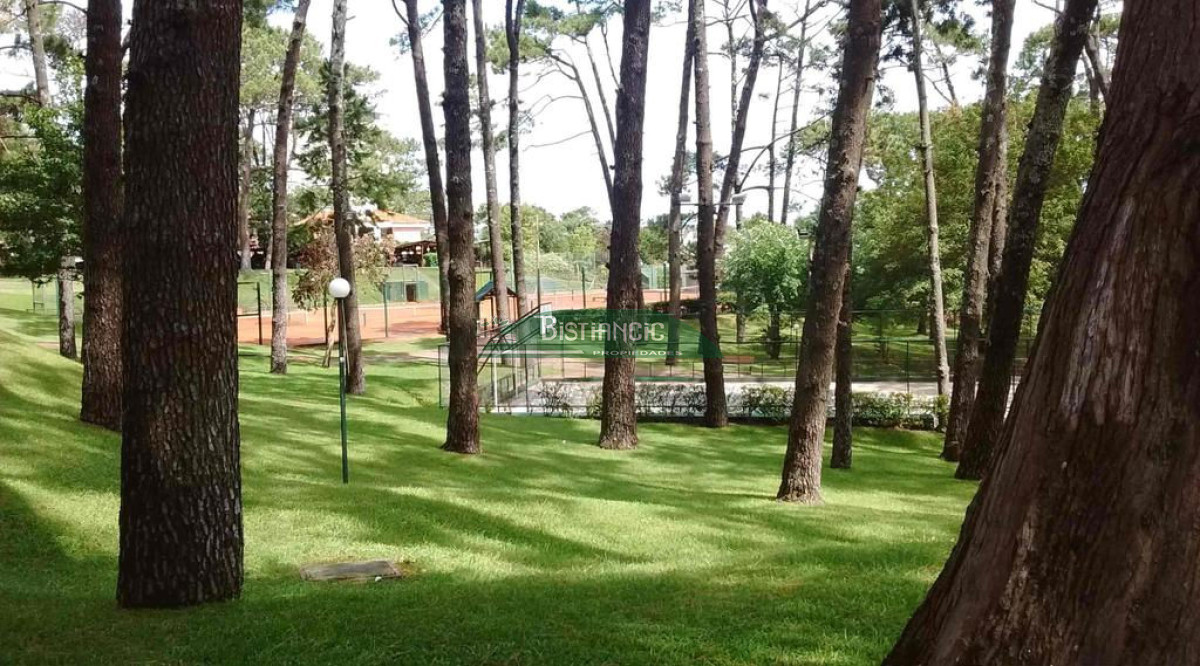 Apartamento ID.2258 - ALQUILER DE TEMPORADA Apartamento en Arcobaleno de 2 dormitorios, 2 baños, garage y balcón
