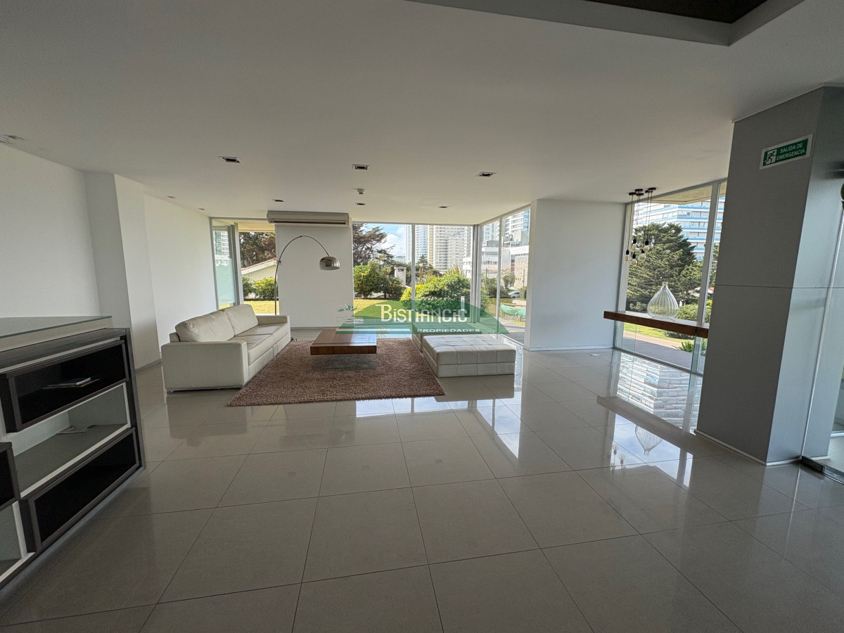 Apartamento ID.2990 - Playa Brava moderno depto equipado 2 dorm 2 baños balcón con vista al mar piscina parrilleros garaje US$ 275.000.