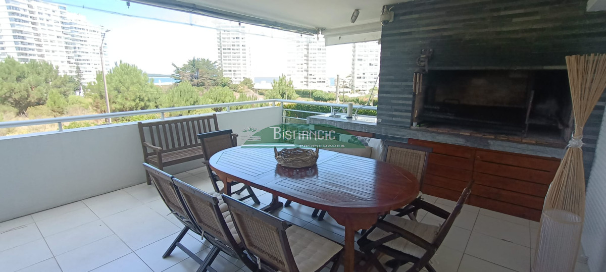 Apartamento ID.1216 - Playa Mansa Apartamento con jardín prox mar Living comedor, cocina 3 dorm, 2 baños terraza con parrillero, losa radiante, garage, baulera, piscina