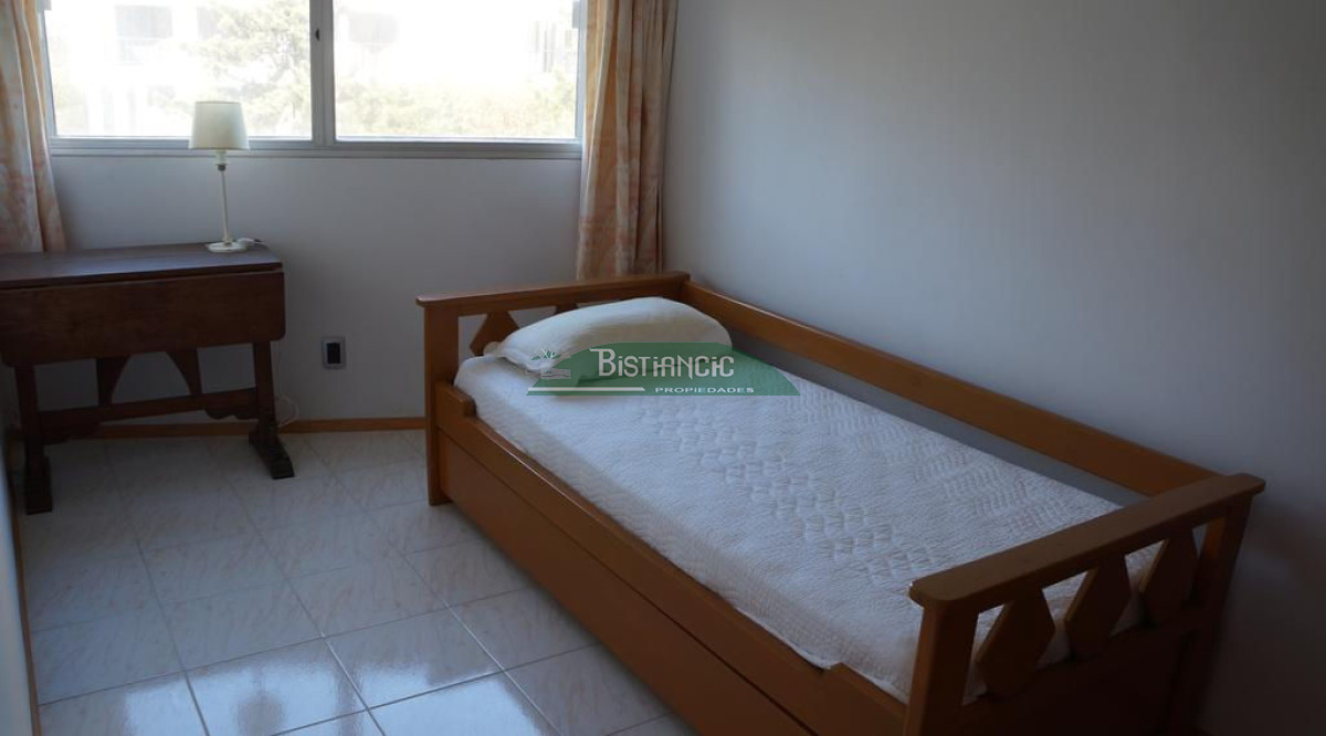Apartamento ID.2711 - EN VENTA - Apartamento en la pda 16. frente a la playa. 4 dormitorios, 3 baños 