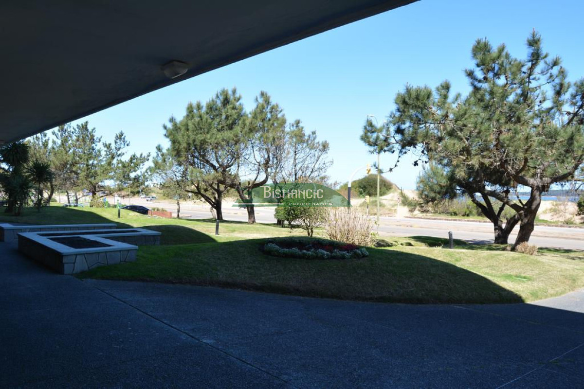 Apartamento ID.2711 - EN VENTA - Apartamento en la pda 16. frente a la playa. 4 dormitorios, 3 baños 
