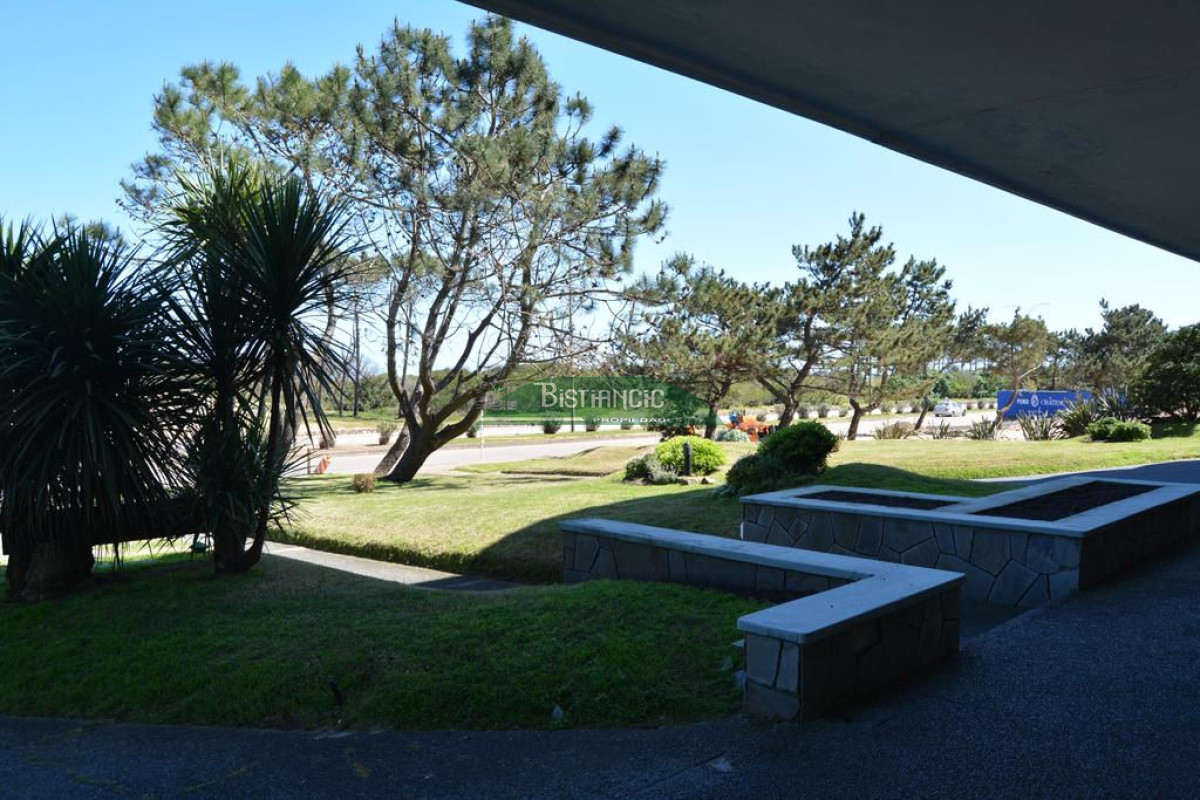 Apartamento ID.2711 - EN VENTA - Apartamento en la pda 16. frente a la playa. 4 dormitorios, 3 baños 