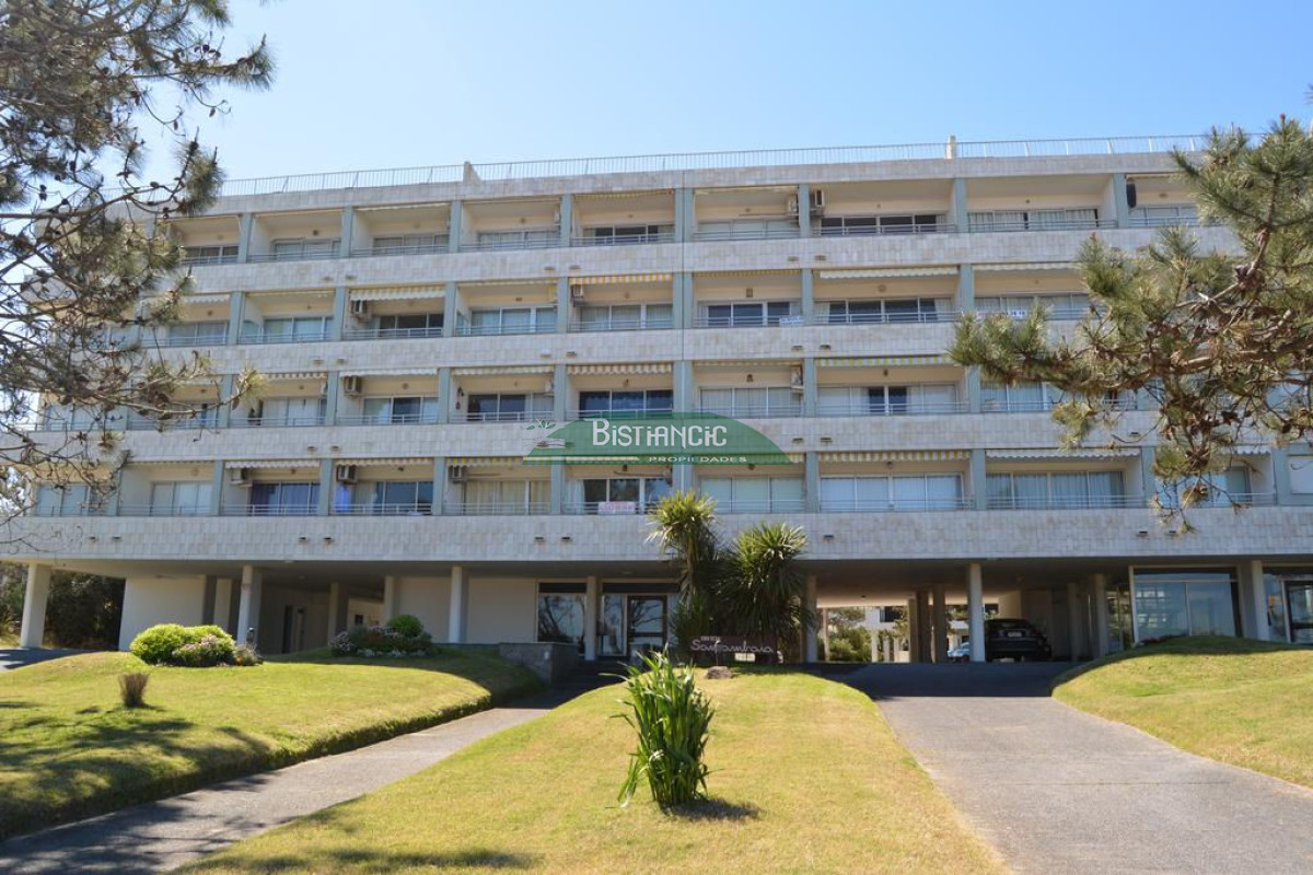 Apartamento ID.2711 - EN VENTA - Apartamento en la pda 16. frente a la playa. 4 dormitorios, 3 baños 