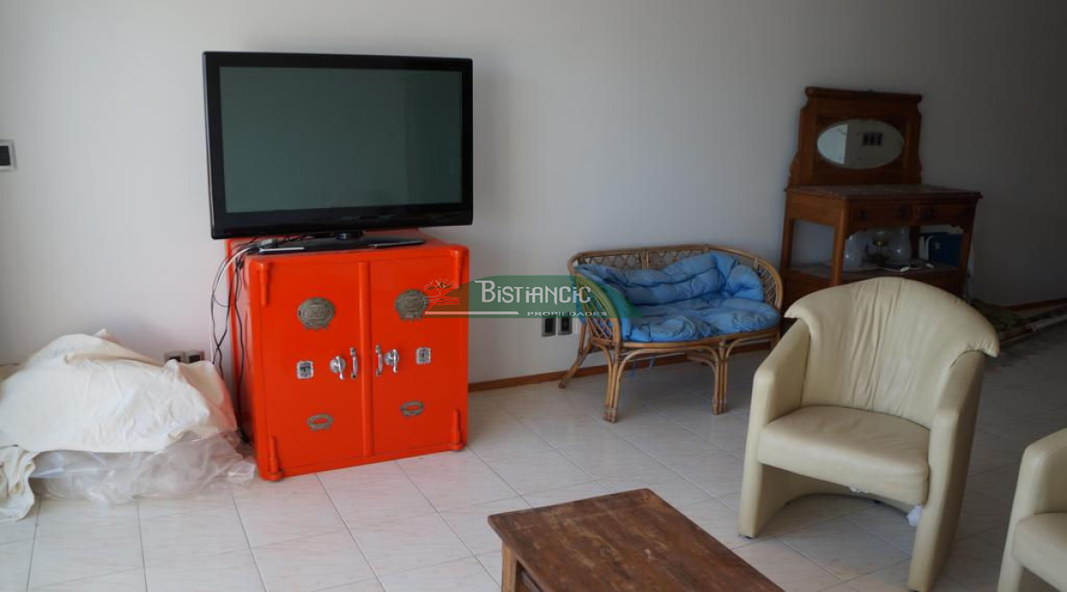 Apartamento ID.2711 - EN VENTA - Apartamento en la pda 16. frente a la playa. 4 dormitorios, 3 baños 