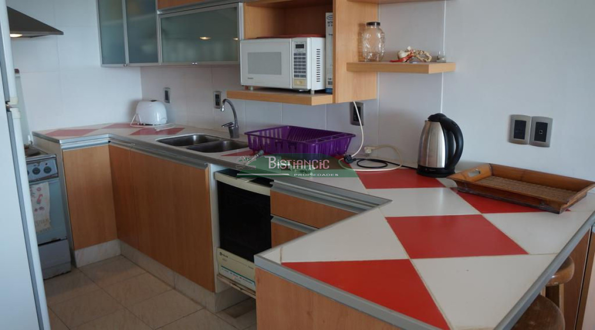 Apartamento ID.2711 - EN VENTA - Apartamento en la pda 16. frente a la playa. 4 dormitorios, 3 baños 