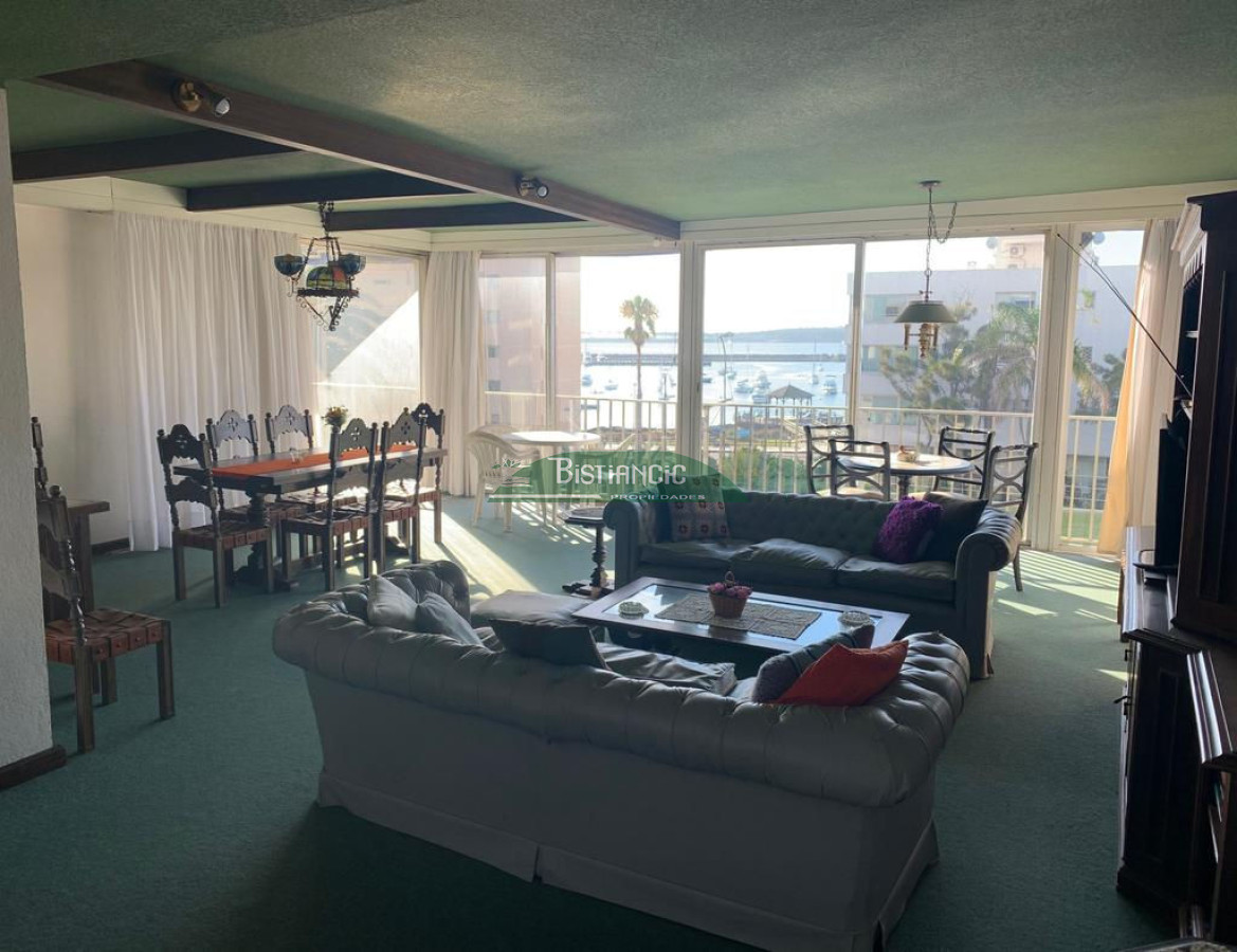 Alquiler de temporada, depto sobre peninsula con excelente vista, a 1 cuadra del puerto y a media de gorlero. - GoPunta - Portal Inmobiliario de Punta del Este - Maldonado