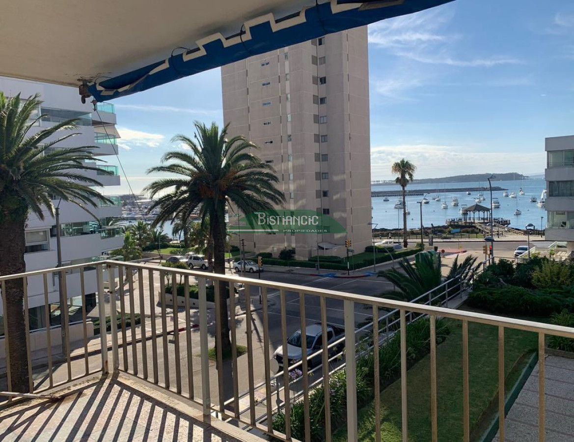 Alquiler de temporada, depto sobre peninsula con excelente vista, a 1 cuadra del puerto y a media de gorlero. - GoPunta - Portal Inmobiliario de Punta del Este - Maldonado