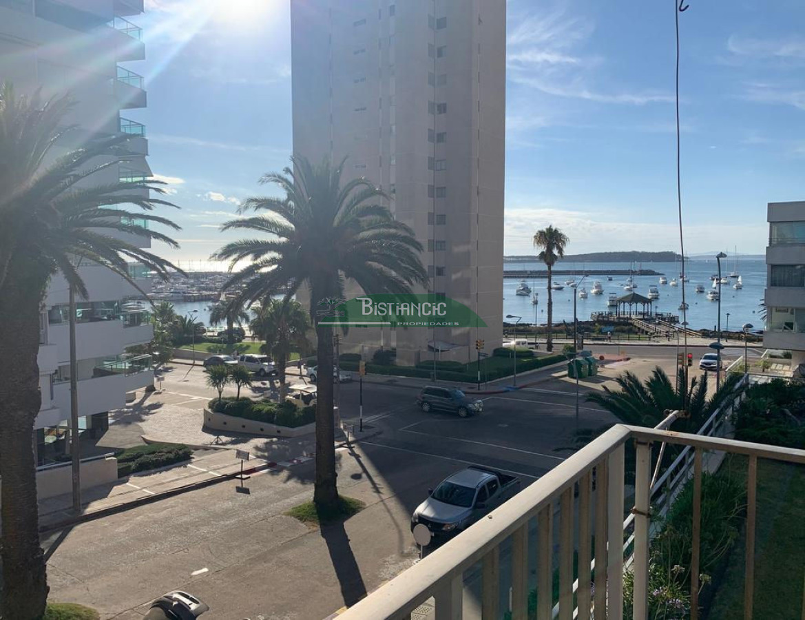 Alquiler de temporada, depto sobre peninsula con excelente vista, a 1 cuadra del puerto y a media de gorlero. - GoPunta - Portal Inmobiliario de Punta del Este - Maldonado