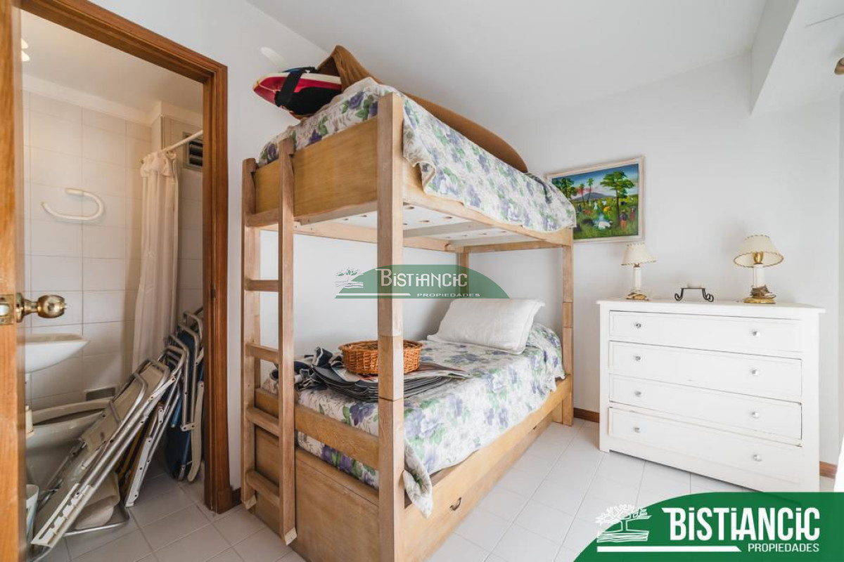 Apartamento ID.2796 - Brava frente al mar, amplio y luminoso depto. de 3 dorm en suite, amplio living comedor, hermosa cocina, servicio con baño, vista, piscina U$S390.000