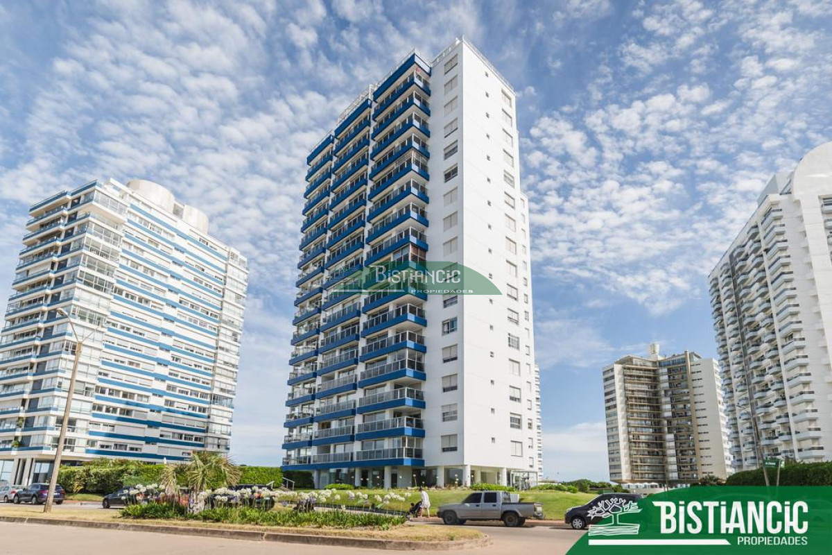 Apartamento ID.2796 - Brava frente al mar, amplio y luminoso depto. de 3 dorm en suite, amplio living comedor, hermosa cocina, servicio con baño, vista, piscina U$S390.000