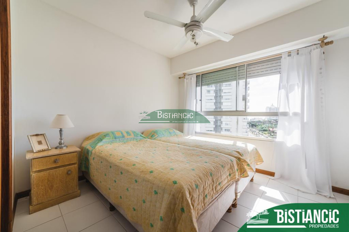 Apartamento ID.2796 - Brava frente al mar, amplio y luminoso depto. de 3 dorm en suite, amplio living comedor, hermosa cocina, servicio con baño, vista, piscina U$S390.000