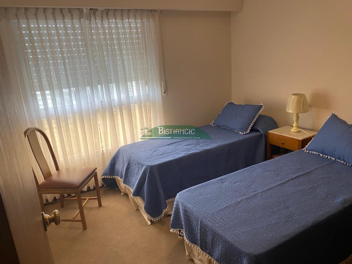 Apartamento ID.2856 - Cómodo departamento de 3 dorm 3 baños, piso alto zona Shopping Punta, está para entrar. US$ 250.000. 