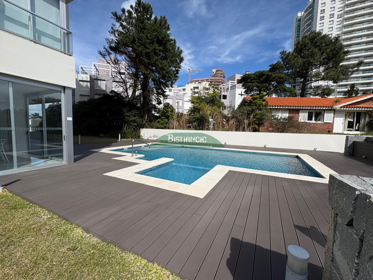 Apartamento ID.2990 - Playa Brava moderno depto equipado 2 dorm 2 baños balcón con vista al mar piscina parrilleros garaje US$ 275.000.